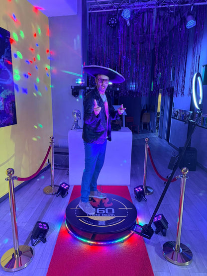Miete eine 360° Foto Booth mit rotem Teppich und Equipment und Utensilien zum verkleiden.