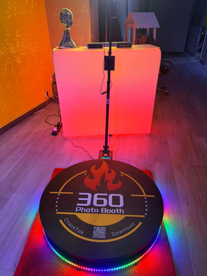 Miete eine 360° Foto Booth mit rotem Teppich und Equipment und Utensilien zum verkleiden.