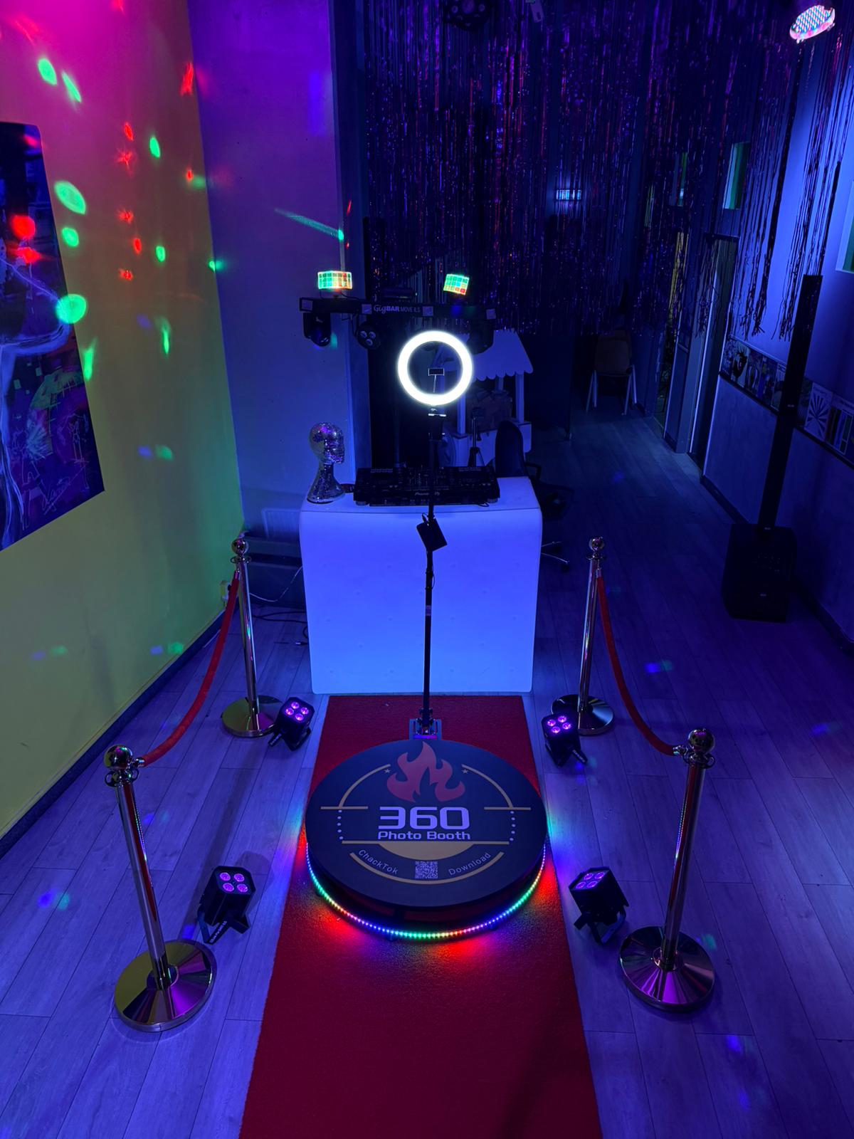 Miete eine 360° Foto Booth mit rotem Teppich und Equipment und Utensilien zum verkleiden.